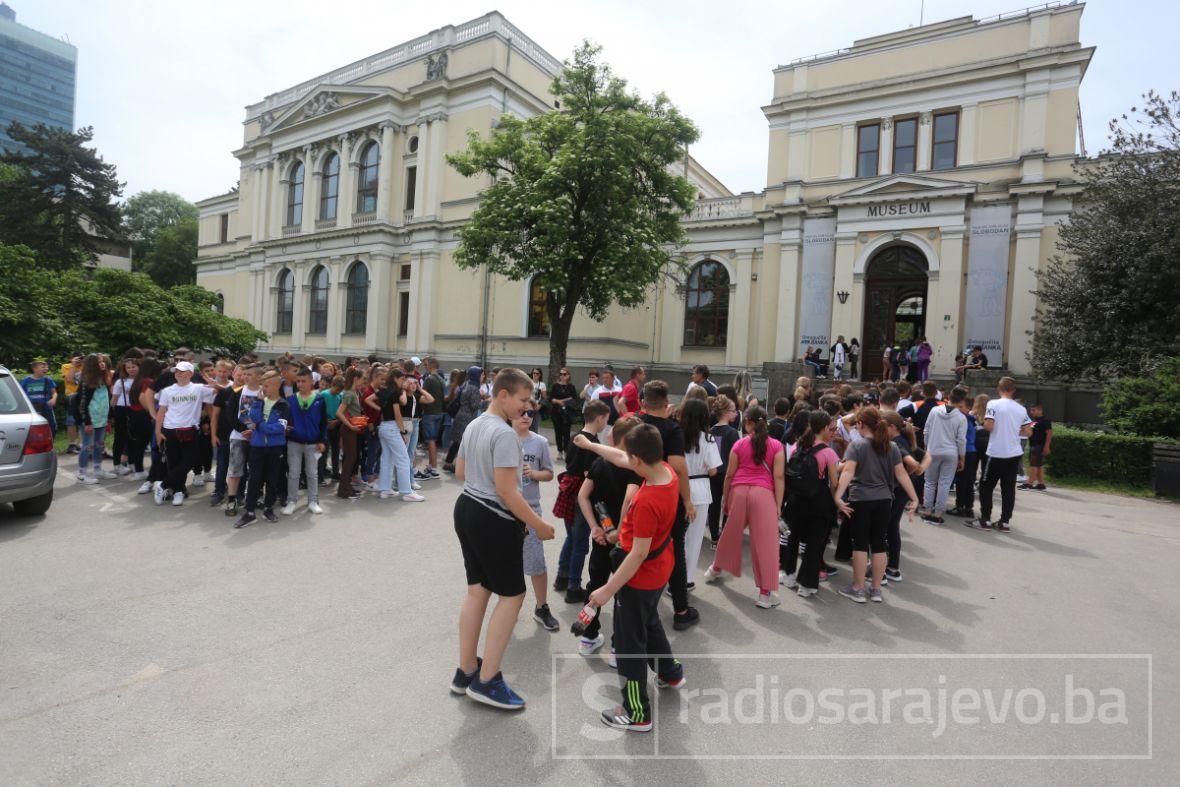 Foto: Dž. K. / Radiosarajevo.ba/ Osnovci iz Gračanice posjetili Zemaljski muzej